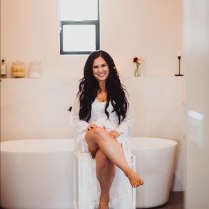 Homebodii HELENA LONG LACE ROBE